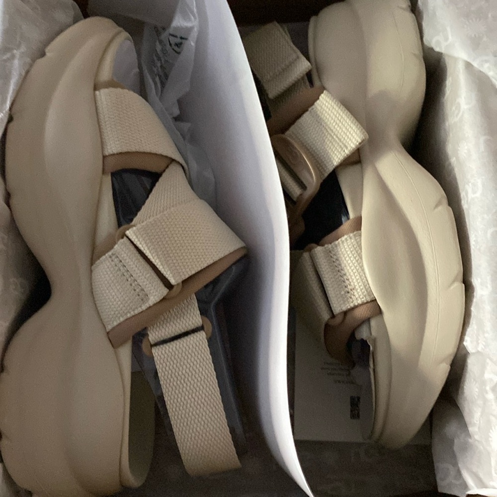 UGG sandal LA Camp sand US7 NEW